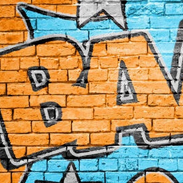 Graffiti an einer Mauer mit der Aufschrift Bang!