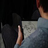 A look over the shoulder of the graphic recorder, drawing a mindmap of the presentation