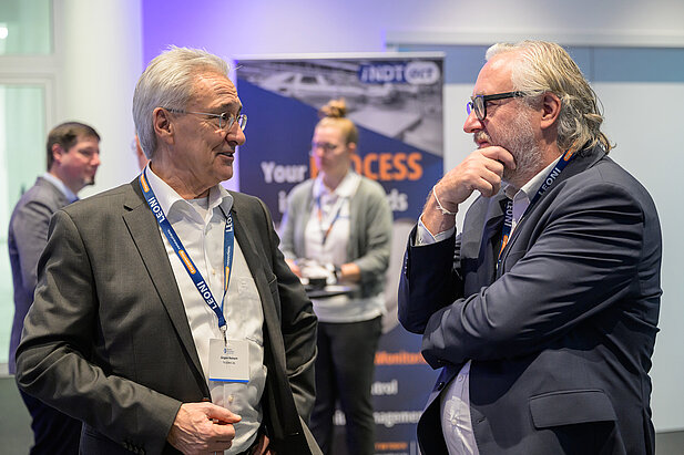 Teilnehmer im Gespräch beim Kooperationsforum Bordnetze 2025