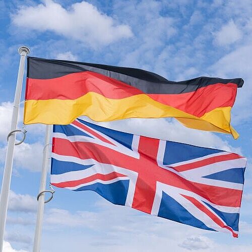 Flaggen von Großbritannien und Deutschland