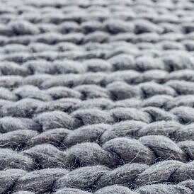 Graue textile Oberfläche mit strukturierter Webung