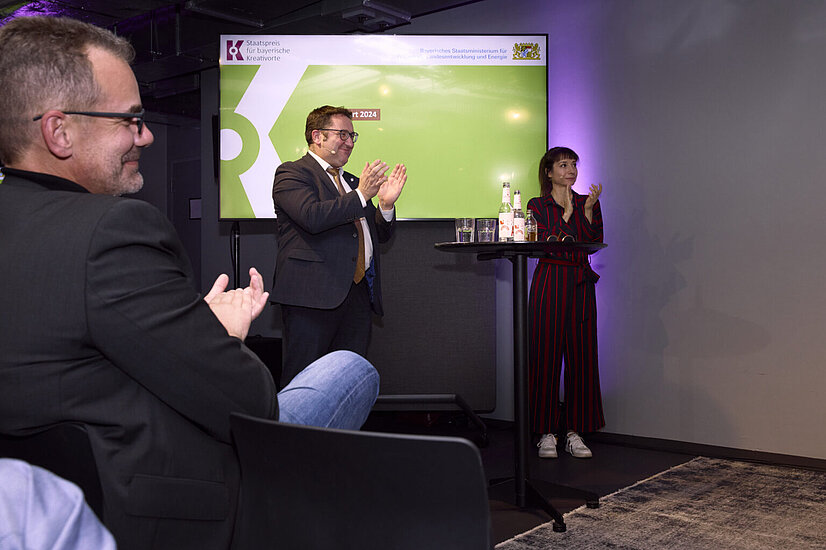 Dr. Rainer Seßner, Bayern Innovativ GmbH, Staatssekretär Tobias Gotthardt Bayerisches Staatsministerium für Wirtschaft, Landesentwicklung und Energie, und Nina FIVA Sonnenberg, Moderation