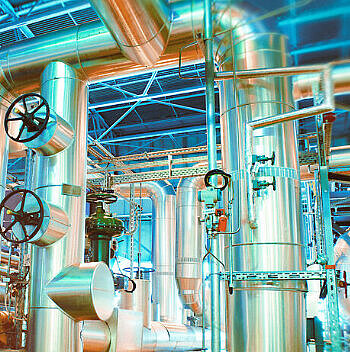 Energieleitungen in einer industriellen Fertigungsanlage