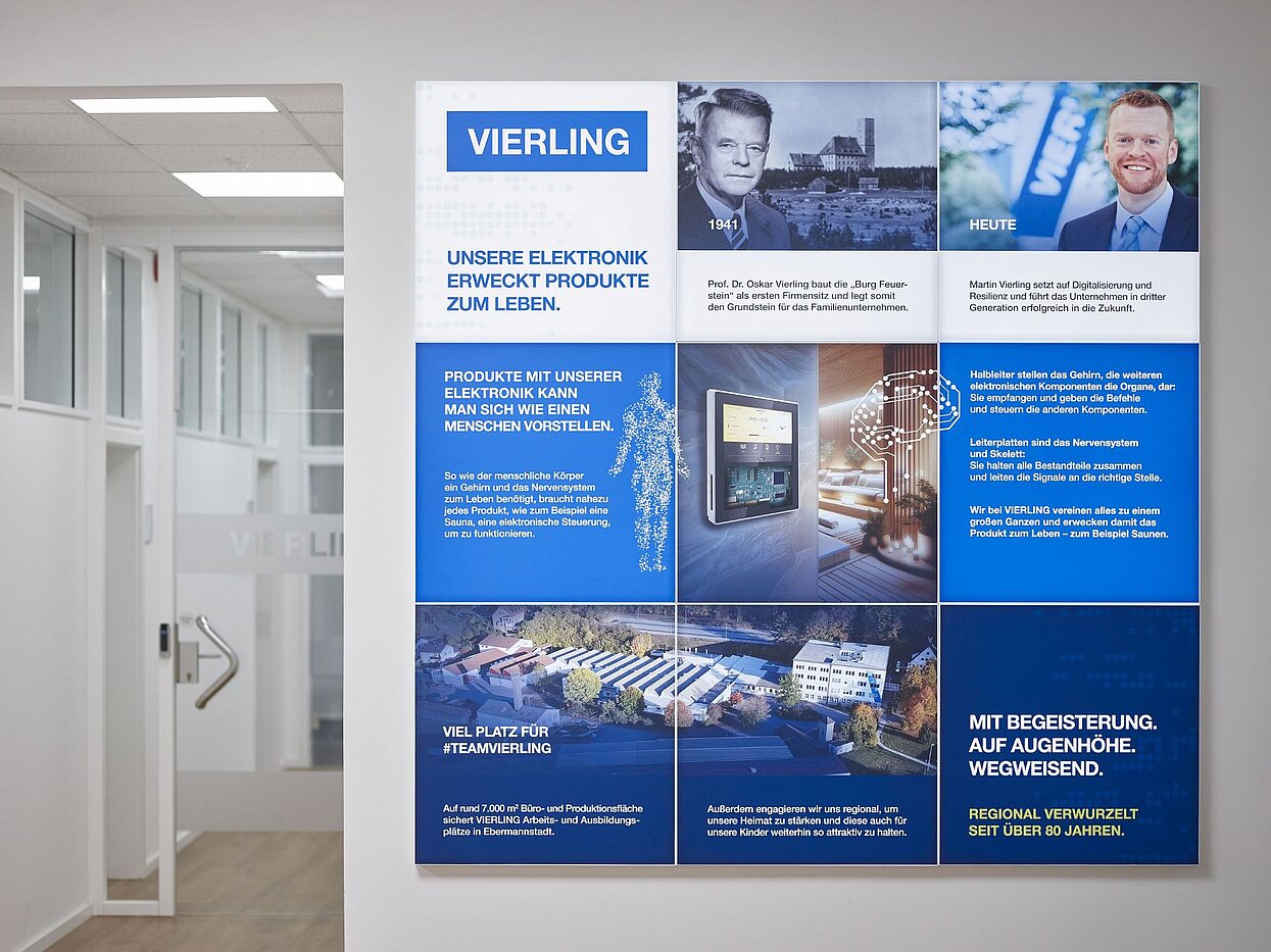 Informationswand mit Firmenhistorie