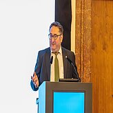 Tobias Gotthardt, Staatssekretär im Bayerischen Staatsministerium für Wirtschaft, Landesentwicklung und Energie, spricht an einem Rednerpult.