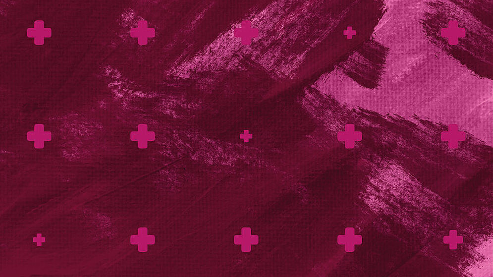 Der Hintergrund ist violett-pink und wirkt, wie mit Pinselstrichen gemalt. Am rechten oberen Rand ist ein Farbverlauf mit einem rosafarbenen Ton. Auf der gesamten Grafik sind pinke Kreuze in symmetrischer Anordnung, die unterschiedlich Größen haben.  