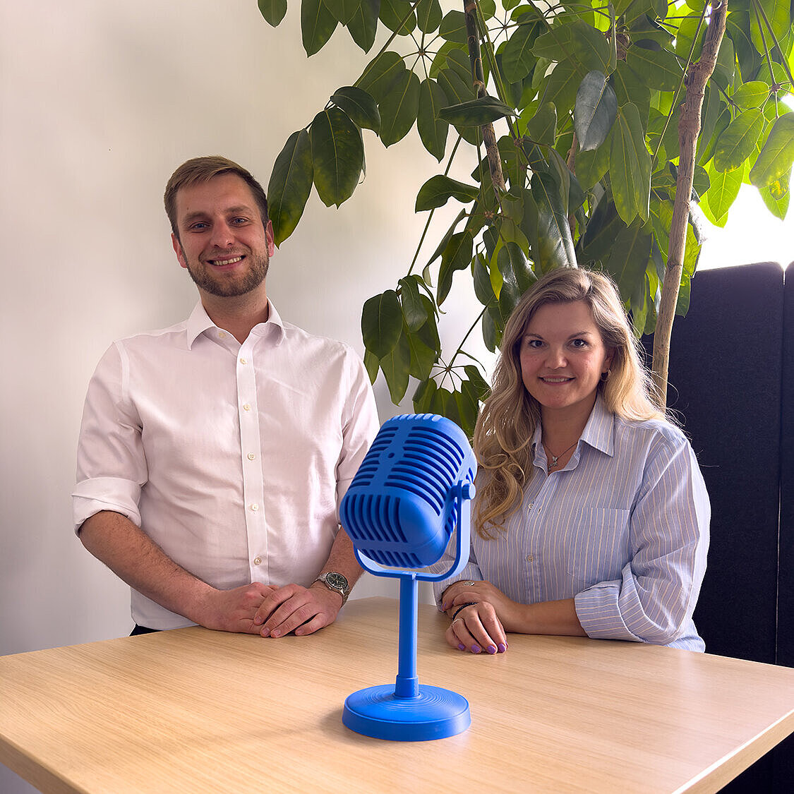 Robin Allert und Dr. Tanja Jovanovic bei der Aufnahme des Podcasts