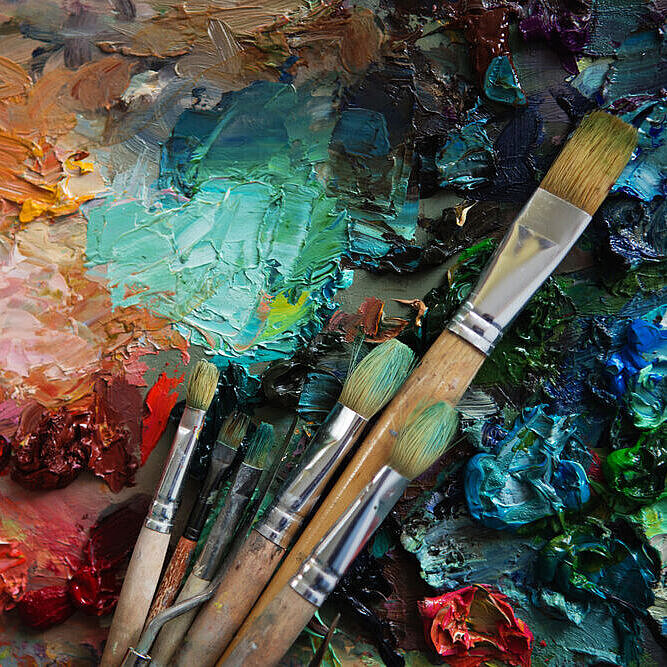 Pinsel auf einer Farbpalette