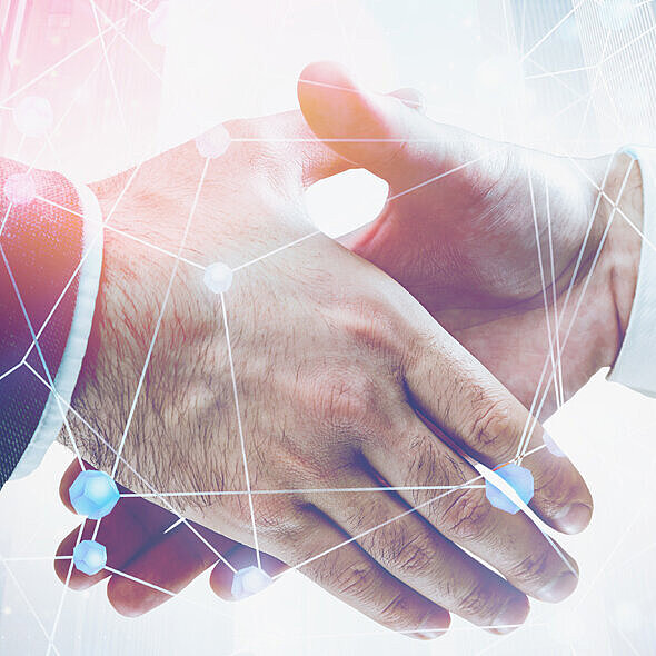 Zwei Hände reichen sich vor einer virtuellen Struktur