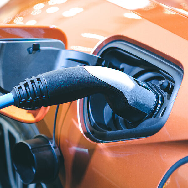 Hier sieht man ein E-Auto, das gerade geladen wird