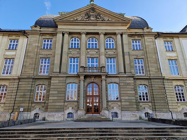 Blick auf Eingang und Hauptgebäude der humanistischen Fakultät der Uni Würzburg. 