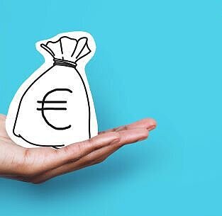 Eine Hand gibt Geld, während eine andere eine Glühbirne als Repräsentation einer Idee überreicht