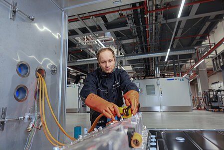 Ein Techniker testet Hochvoltbatterien