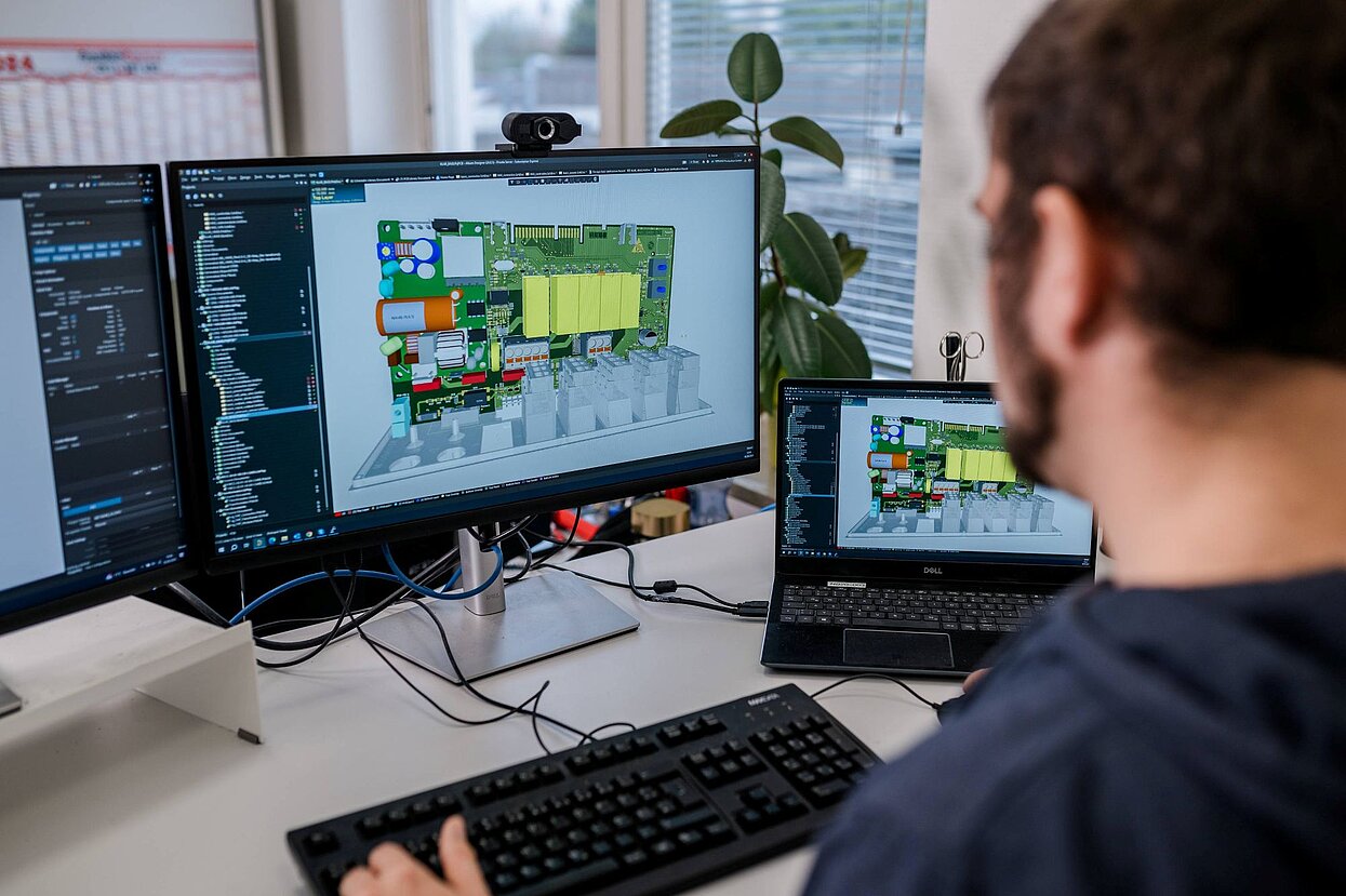 Ingenieur bzw. Entwickler am CAD-Arbeitsplatz bei der Konstruktion und Entwicklung einer elektronischen Baugruppe