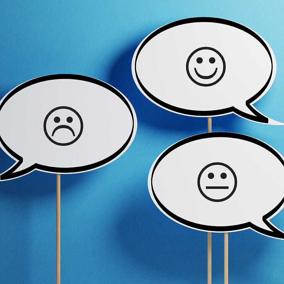 verschiedene Sprechblasen mit 3 Smileys darauf