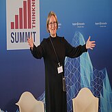 Kimberley Parsons greeting the guests from the stage of the Thinknet 6G Summit