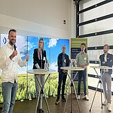 Die vier Panelisten auf der Bühne während Ihrer Diskussion