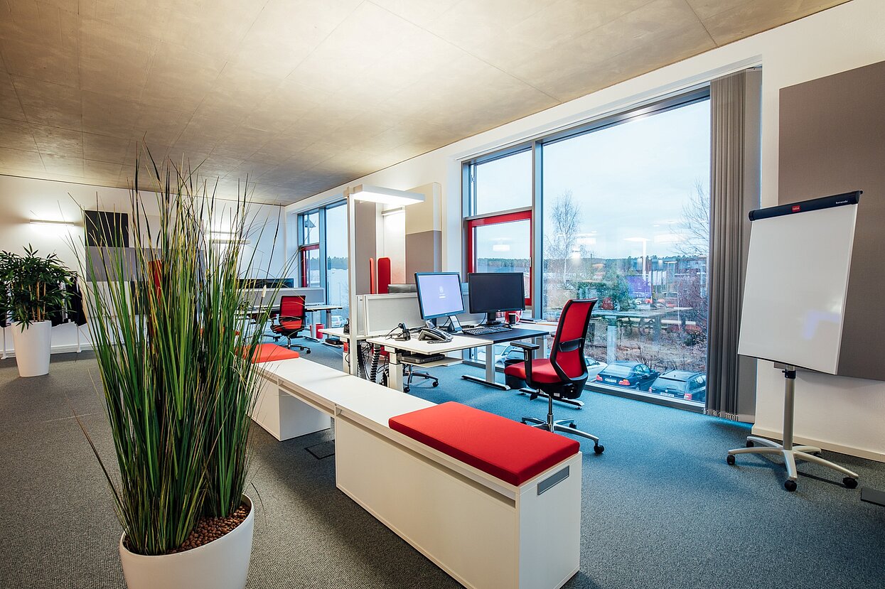 Bürogebäude mit Schreibtischen und Stühlen