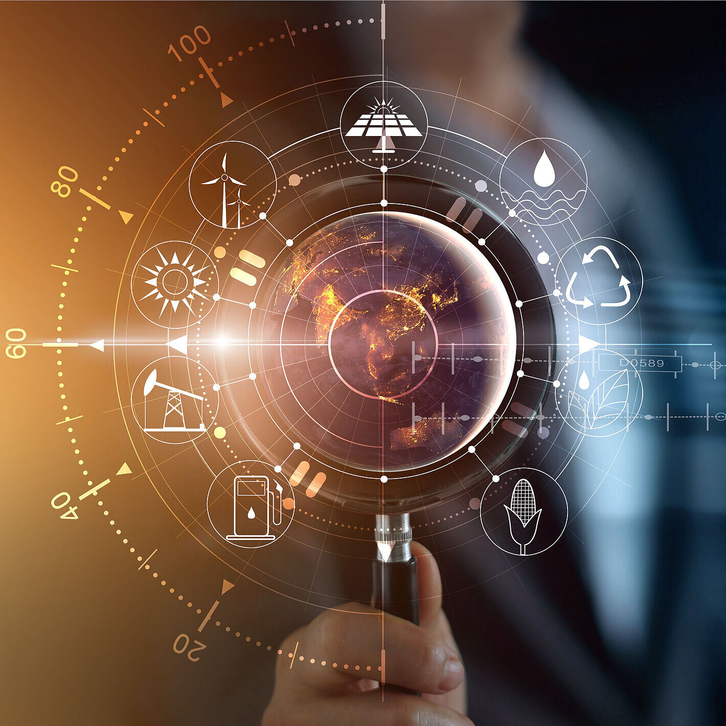 Person hält eine Lupe vor eine digitale Weltkugel mit Symbolen für erneuerbare Energien, Ressourcen und Energiewende.