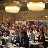 Publikum folgt aufmerksam den Vorträgen beim Bayerischen Batteriekongress 2025.