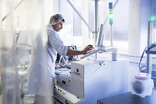 Ein Mann bei der Durchführung eines Halbleitertests