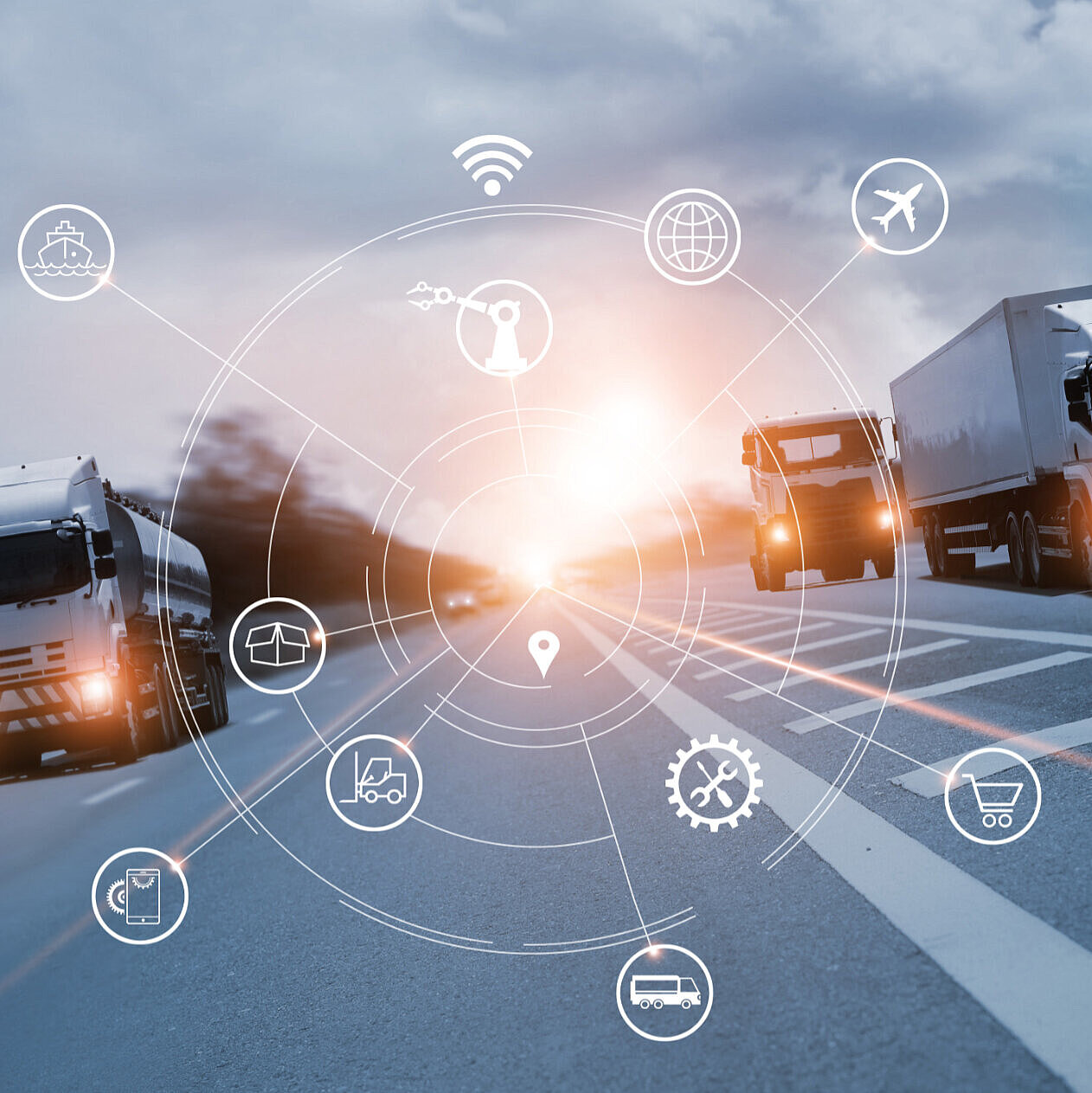 Im Vordergrund werden Symbole dargestellt die verschiedene Transport- und Logistikwege verdeutlichen, wie Schiffahrt, LKW-Transport, Flugzeug. Im Hintergrund sieht man eine Straße auf der LKWs fahren.