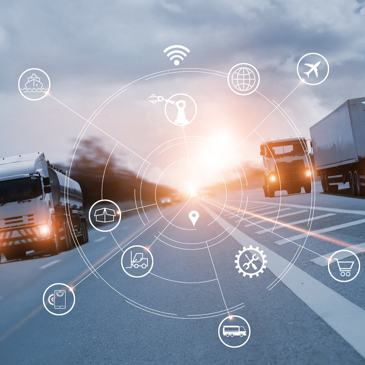 Im Vordergrund werden Symbole dargestellt die verschiedene Transport- und Logistikwege verdeutlichen, wie Schiffahrt, LKW-Transport, Flugzeug. Im Hintergrund sieht man eine Straße auf der LKWs fahren.