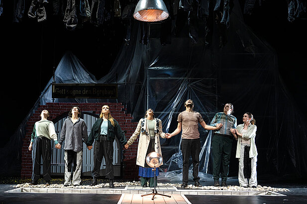 Apollo-Theater Siegen: Schacht:Licht [Der Berg]