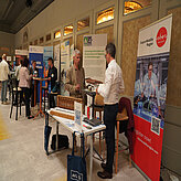 Austausch an Messeständen zu nachhaltigen Materialien und Mobilitätslösungen beim Bayerischen Batteriekongress 2025.