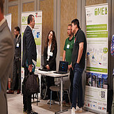 Gesprächsrunde an einem Stand beim Bayerischen Batteriekongress 2025.