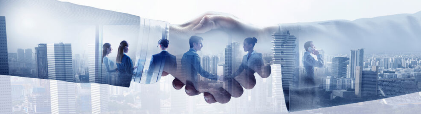 Zwei Hände reichen sich, in ihnen sieht man die Silhouetten von Menschen und Gebäuden