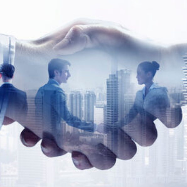 Zwei Hände reichen sich, in ihnen sieht man die Silhouetten von Menschen und Gebäuden