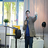 Ein Referierender spricht auf der Bühne