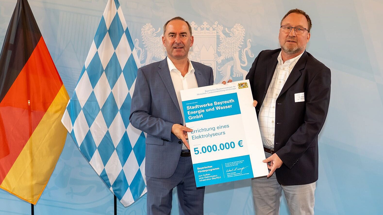 Klaus Markolf nahm den Förderbescheid für den Elektrolyseur von Hubert Aiwanger entgegen.