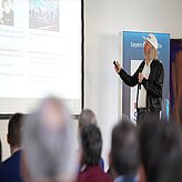 Prof. Dr. Fitzek presenting on the Thinknet 6G Summit stage