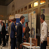 Fachgespräch an einem Ausstellungsstand zu nachhaltigen Batteriematerialien beim Bayerischen Batteriekongress 2025.