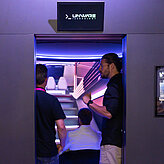 Das Billd zeigt drei Männer die sich in einem Raum befinden