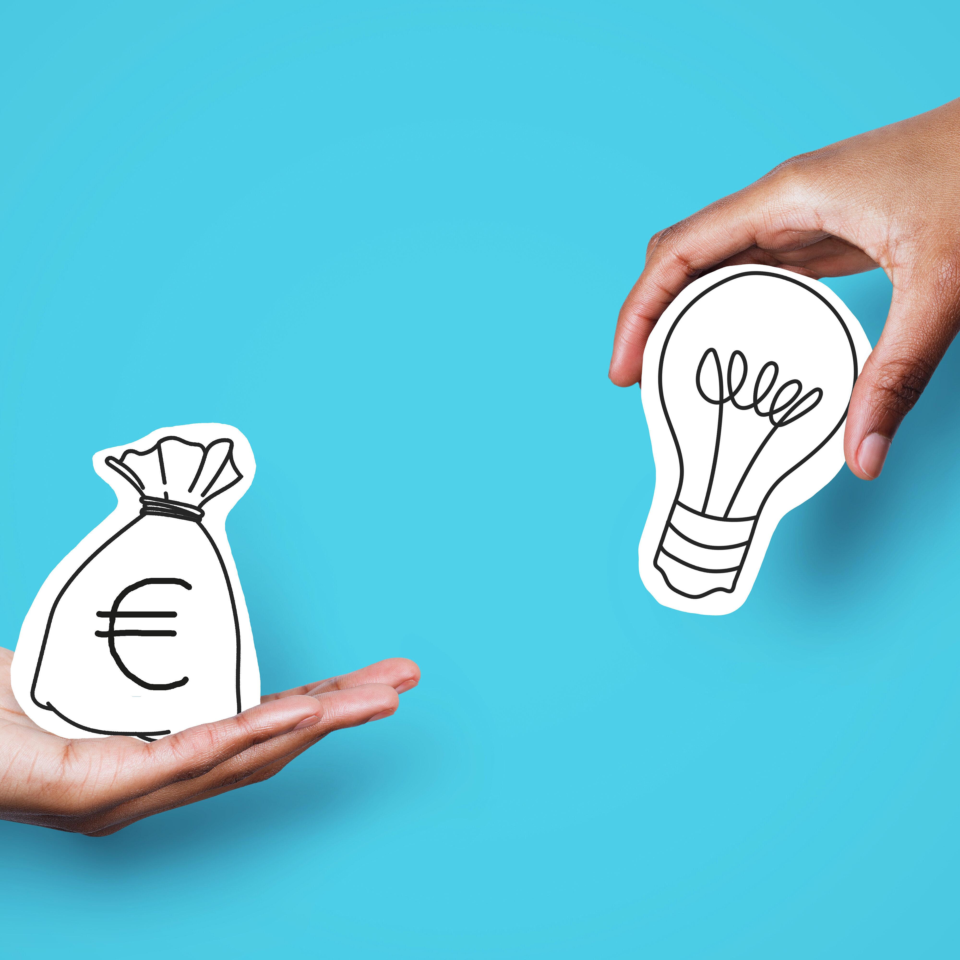 Eine Hand reicht eine stilisierte Glühbirne, eine andere Hand reicht einen Sack mit Geld.