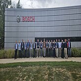 Gruppenbild der Teilnehmenden der Automotive Mission nach Detroit im Oktober 2025 vor dem Firmengebäude von Bosch