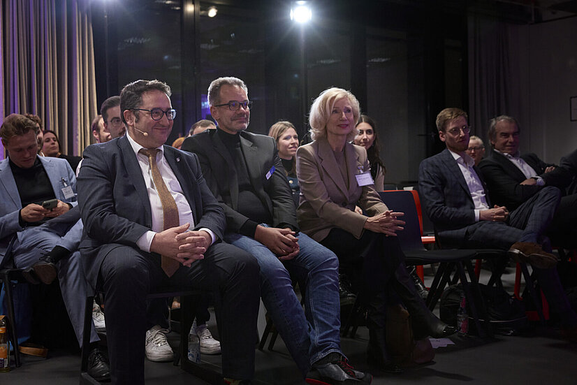 Staatssekretär Tobias Gotthardt, Bayerisches Staatsministerium für Wirtschaft, Landesentwicklung und Energie, Dr. Rainer Seßner, Bayern Innovativ GmbH, und Prof. Dr. Julia Lehner, 2. Bürgermeisterin der Stadt Nürnberg