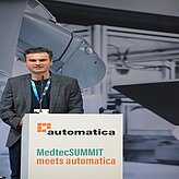 Eine Person steht hinter einem Rednerpult 