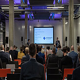 Das Bild zeigt Frank Schnicke während seines Vortrages auf dem 1. Scale-MG Kongress
