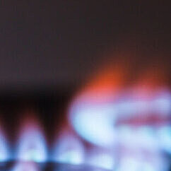 Brennender Gasbrenner mit blauem Feuer und roter Flamme