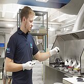 Mitarbeiter von Rupp + Hubrach Optik GmbH in der Produktionsabteilung.