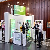 Das Bild zeigt einen Messestand oder Ausstellungsbereich eines Unternehmens