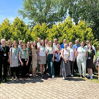 Mehrere Personen stehen im Freien Kick-off CURIOST in Bratislava