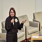 Johanna Lison, Projektmanagerin CreativeTechHUB, Bayern Innovativ GmbH, spricht in ein Mikrofon.