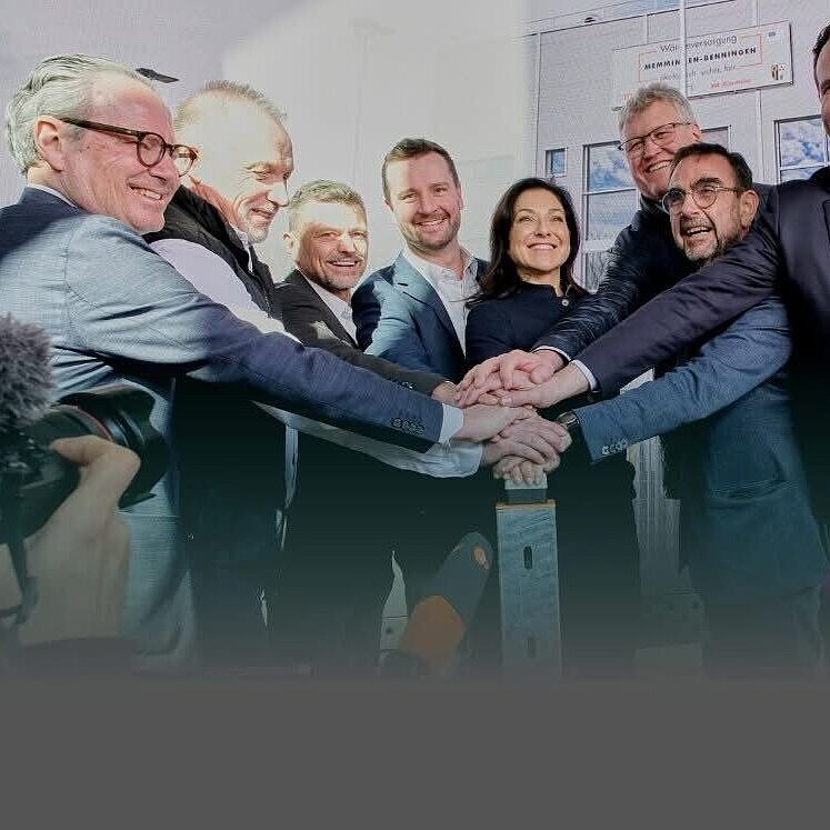 Foto von der Eröffnung des Heizwerks Memmingen-Benningen mit allen Beteiligten