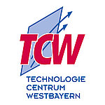 rote Schrift TCW auf blauer Raute mit zwei Pfeilen die nach oben zeigen, blaue Schrift Technologie Centrum Westbayern auf
