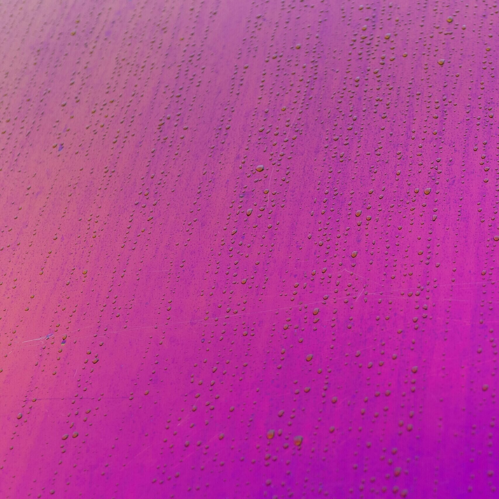 Violetter Hintergrund mit Tropfen